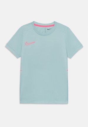 Hellblaues Sport-T-Shirt mit pinken Akzenten. Es hat einen runden Halsausschnitt, kurze Ärmel und ein kleines Nike-Logo auf der Brust.
