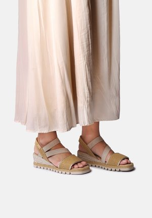 Kilklackssandaler med ett texturerat guld- och beige vävt överstycke, som har korslagda remmar och en lättviktig, espadrill-inspirerad sula.