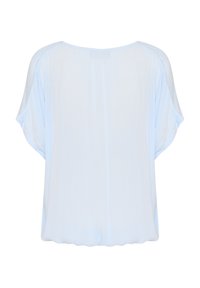 Haut décontracté bleu clair avec des manches dolman courtes, texture douce et encolure ronde. Il présente une coupe ample et un ourlet droit.