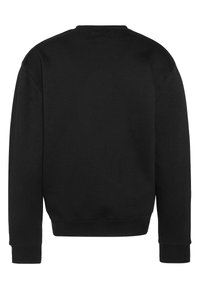 Felpa nera con collo a giro, maniche lunghe, polsini e orlo a costine. Texture liscia, design minimal, senza loghi o motivi visibili.