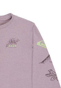 Långärmad lilafärgad sweatshirt med blommigt svart tryck på bröstet och ärmarna, har en grön logodetalj och rundad halsringning. Mjuk bomullsblandad material.