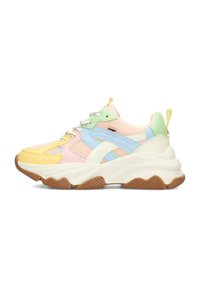 Sneaker multicolori con tomaia in rete, sezioni gialle, rosa, verdi e blu, dettagli bianchi e una suola in gomma spessa.