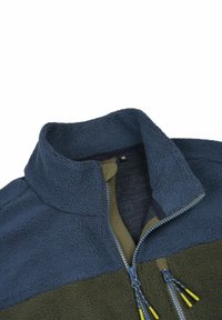 Bluza z polaru z granatową górą i oliwkowo-zielonym dołem. Posiada wysoki kołnierz, zapięcie na pół zamek błyskawiczny oraz suwaki z żółtymi akcentami.