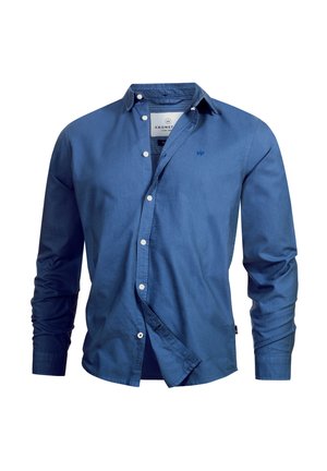 Blaues langärmliges Hemd mit Knopfleiste und Kragen, weißen Knöpfen und kleinem, auf der linken Brustseite gesticktem Logo, teilweise aufgeknöpft gezeigt.