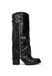 Botte noire en cuir, haute jusqu'au genou, avec un bout rond, un talon carré, une fermeture zippée et deux accents en boucle métallique sur le dessus. Texture lisse.