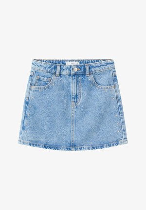 Mini-jupe en denim bleu clair avec poches avant, passants de ceinture, fermeture boutonnée et petits clous en forme d'étoile sur les côtés.
