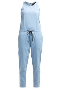 Combinaison sans manches bleu clair en tissu doux avec un col rond et une taille à cordon. Jambes fuselées et pas de poches visibles.