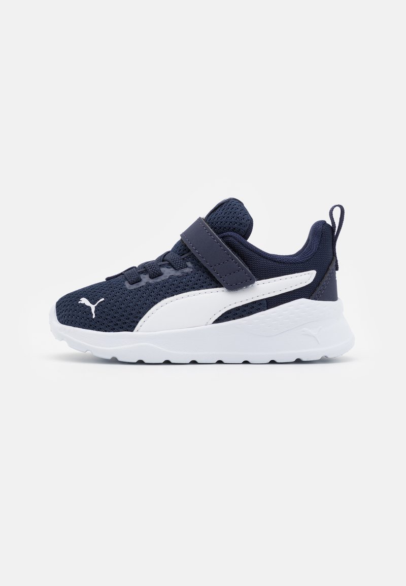 Marineblaue Sportschuhe mit Mesh-Obermaterial, weißen Akzenten, verstellbarem Klettverschluss und strukturiertem Gummisohle.