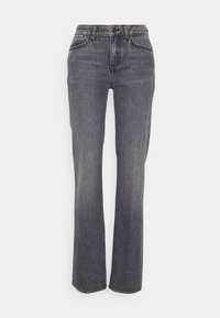 Jeans de mezclilla gris con cintura alta, corte recto, cinco bolsillos y costuras en contraste. Cierre delantero con botón y trabillas para el cinturón.