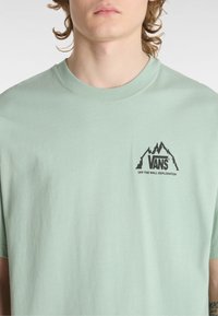 Vans CRESTLINE - Camiseta estampada - olive