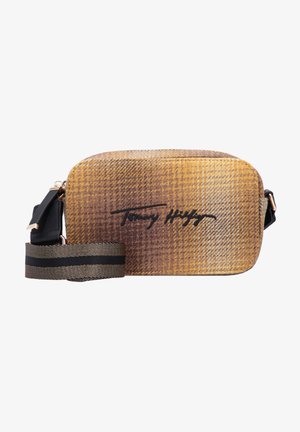 Rechthoekige crossbodytas met geelbruine geruite stof, zwart geborduurd logo en verstelbare zwartbruine gestreepte schouderriem.