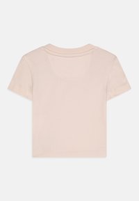 Vaaleanpunainen lyhythihainen t-paita, valmistettu pehmeästä puuvillasta. Siinä on pyöreä pääntie ja siistit saumat reunoissa.