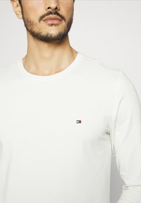 Tommy Hilfiger STRETCH SLIM FIT - Camisola de manga comprida - ivory