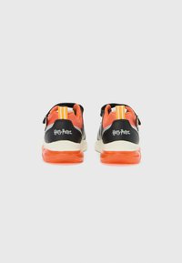 Zwarte en oranje sneakers met een gestructureerd achterpaneel, voorzien van gele strepen en "Harry Potter" branding op de hiel. Lichtgewicht zool.