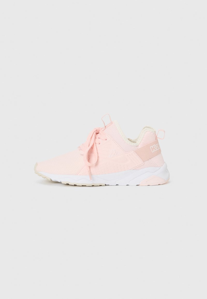 Sapatilhas desportivas cor de rosa claro, feitas de tecido respirável, com uma sola branca, parte superior texturizada e atacadores a condizer. Logótipo na lateral.