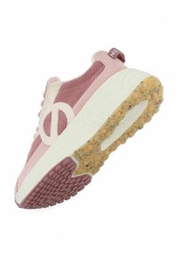 Rosa Mesh-Sneaker mit einer weißen Zwischensohle, einer Gummisohle mit bunten Sprenkeln und einem übergroßen seitlichen Logo. Texturiertes Obermaterial.