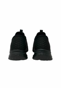 Schwarze Turnschuhe mit einer strukturierten Oberseite, runder Zehenpartie und einer dicken, gepolsterten Sohle. Verfügt über eine Zuglasche an der Ferse für einfaches An- und Ausziehen.