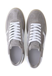 Graue Wildleder-Sneaker mit weißen Akzenten, runder Zehenform, flachen weißen Schnürsenkeln und einer strukturierten Sohle. Auffällige gestickte Details im Obermaterial.