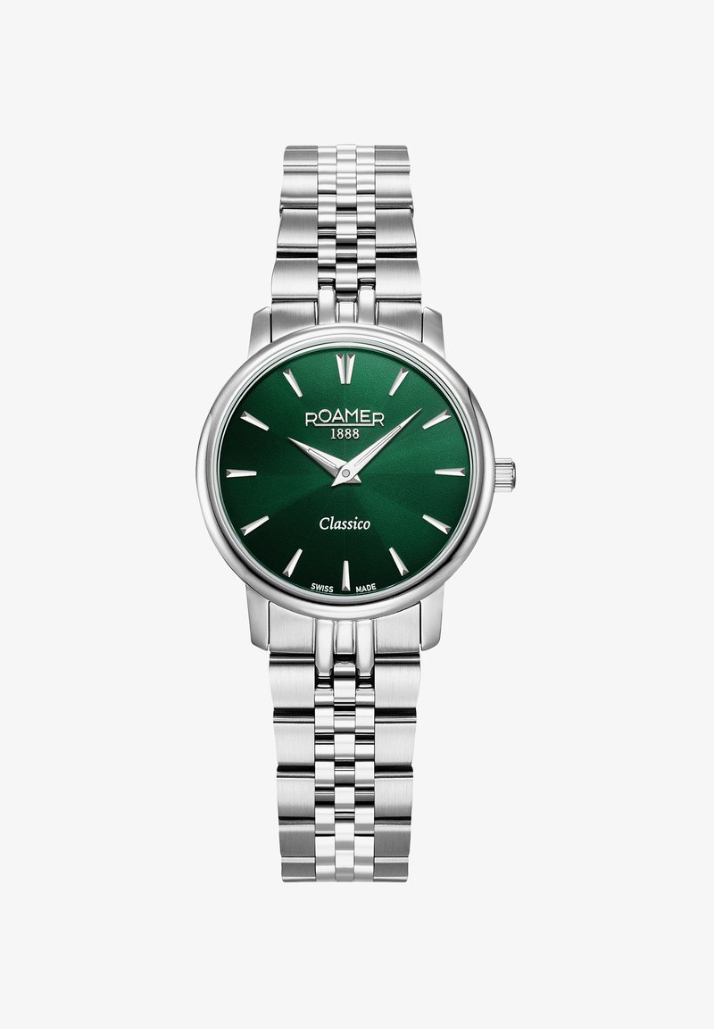 Strieborné nerezové hodinky na zápästie s okrúhlym zeleným ciferníkom, striebornými hodinovými značkami a kovovým náramkom. Obsahuje texty "ROAMER 1888" a "Classico".