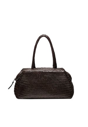 Sac à main en cuir tissé marron foncé de forme arrondie, avec fermeture éclair sur le dessus et deux poignées tressées pour le transport. La texture est complexe et tactile.