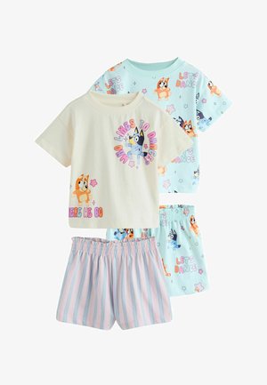 Dvi vaikų pižamos komplektai: viena smėlio spalvos marškinėliai su animaciniu šuneliu ir užrašu, dryžuotos rausvos ir mėlynos spalvos šortai; antra šviesiai mėlyni marškinėliai ir šortai su šuns atvaizdu ir užrašu „Let's Dance“.