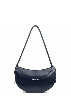Borsa a tracolla in pelle blu navy con silhouette curvata, manico singolo e logo sulla parte anteriore. Texture liscia con dettagli di cucitura sottili.