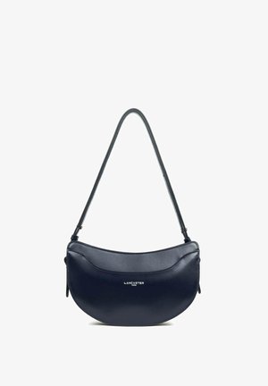 Borsa a tracolla in pelle blu navy con silhouette curvata, manico singolo e logo sulla parte anteriore. Texture liscia con dettagli di cucitura sottili.