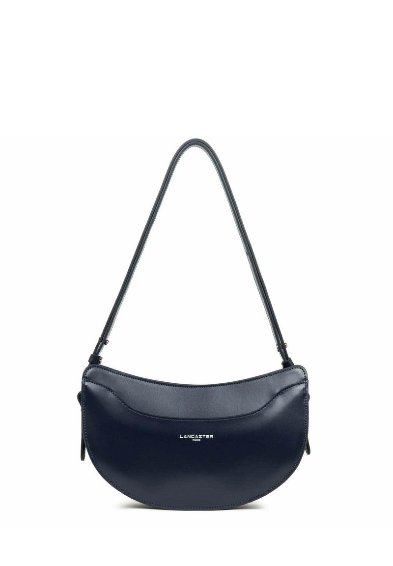Borsa a tracolla in pelle blu navy con silhouette curvata, manico singolo e logo sulla parte anteriore. Texture liscia con dettagli di cucitura sottili.