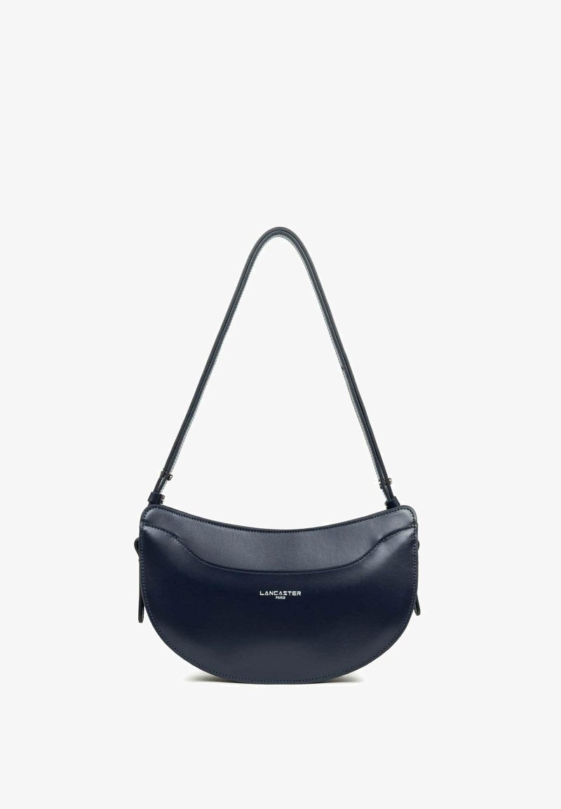 Borsa a tracolla in pelle blu navy con silhouette curvata, manico singolo e logo sulla parte anteriore. Texture liscia con dettagli di cucitura sottili.