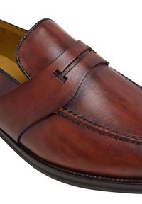 Bruna läderloafers med en slät textur, en sydd accent och ett dekorativt band över delen för extra detalj.