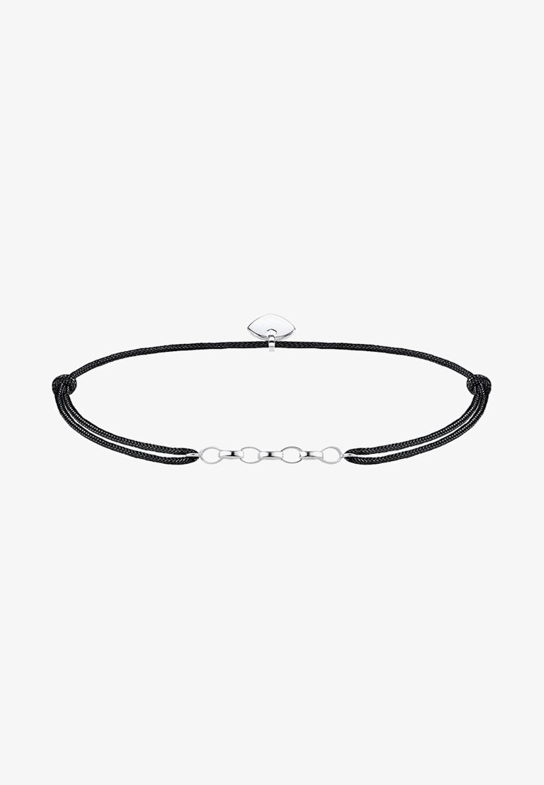 Collier ras-de-cou en cordon noir avec un pendentif triangulaire en argent au centre et un fermoir à chaîne argentée avec maillons réglables.