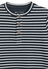 Marineblau- und weiße gestreifte Henley-Bluse mit Rundhalsausschnitt, drei Holzknöpfen und geripptem Textil. Eignet sich gut für die Freizeit.