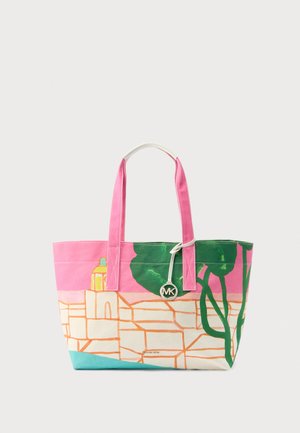 Kandekotiga kott roosade käepidemetega, millel on värvikas abstraktne maastiku kujundus roosa, rohelise, oranži ja sinise toonides ning mille küljes on hõbedane MK ripats.