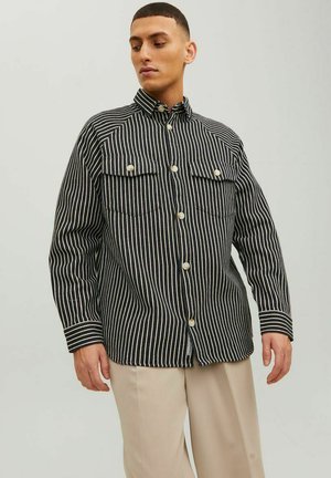 Schwarz-weiß gestreifte Button-up-Hemd aus strukturiertem Stoff mit zwei Brusttaschen und Kragen.