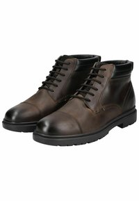 Botas de tobillo de cuero marrón con un acabado suave, puntera redonda y detalles en negro. Presentan un diseño de cordones y suela de goma para mayor tracción.