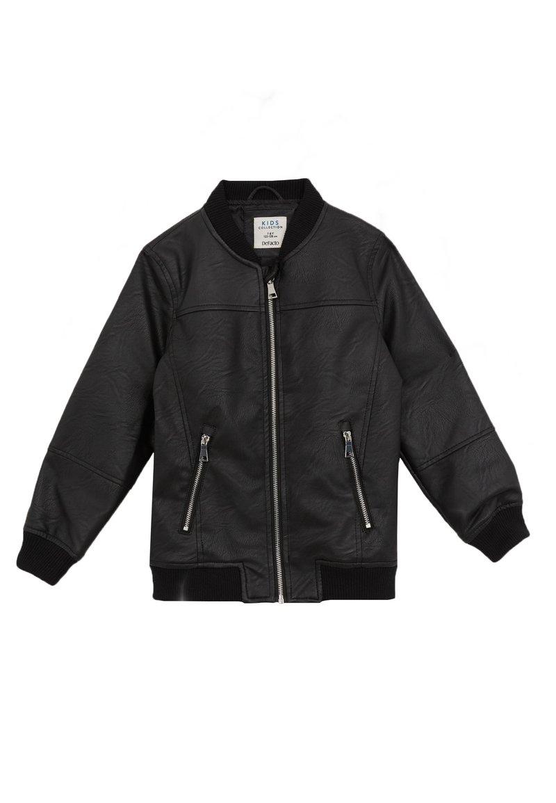 Chaqueta bomber negra de cuero sintético con puños y cuello acanalados. Cuenta con un cierre frontal y dos bolsillos laterales con cremallera. Textura suave.