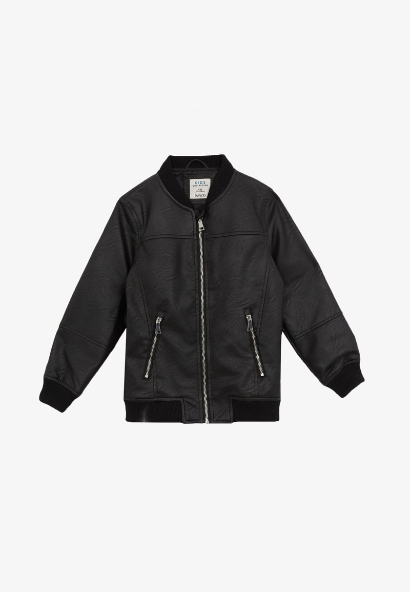 Chaqueta bomber negra de cuero sintético con puños y cuello acanalados. Cuenta con un cierre frontal y dos bolsillos laterales con cremallera. Textura suave.