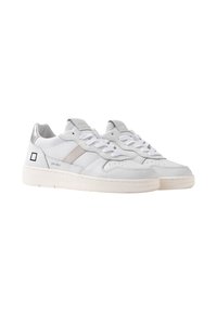 Hvide lædersneakers med lysegrå detaljer, tekstureret overflade, flade snørebånd og en unik mønstrede hæl. Har et minimalistisk design.