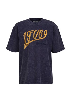 Dunkelblaues T-Shirt mit kurzen Ärmeln und verblasstem leuchtend gelbem "19V69 Italy" Text über der Brust in Vintage-Schriftart.