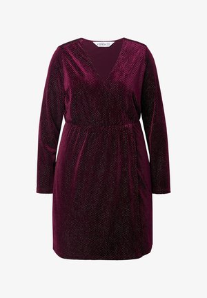 Fluwelen jurk in diep bordeauxrood met lange mouwen, V-hals en gathered taille. Heeft een subtiele glans en een textuur met een ruitpatroon.