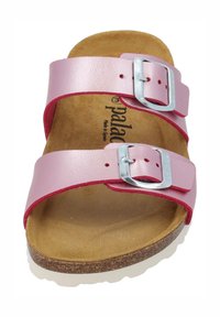Sandali in pelle rosa con due cinturini regolabili, fibbie argentate e una soletta in sughero. Suola bianca con battistrada per una migliore aderenza.