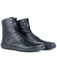 Stivaletti alla caviglia in pelle nera con una texture liscia, design con lacci e occhielli metallici. Presentano una suola in gomma e sottili dettagli di cucitura.