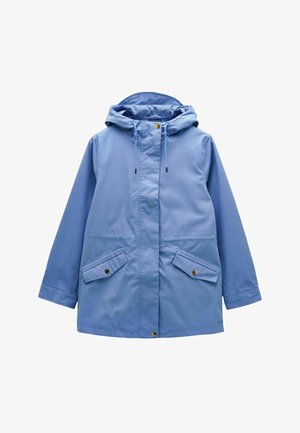 Hellblaue Regenjacke mit Kapuze, vorne mit Klappentaschen, Kordelzug an der Kapuze und Druckknöpfen in der Mitte und an den Taschen.