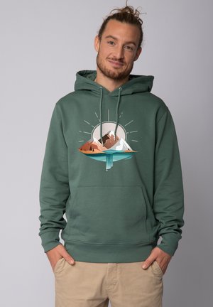 Groene hoodie met een grafische print van bergen en water. Heeft een voorzak en een trekkoordcapuchon. Zachte, gestructureerde stof.