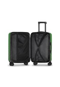 Groene hard-shell koffer met zwarte binnenkant en ritscompartimenten. Voorzien van een uitschuifbare handgreep en vier wielen voor mobiliteit.