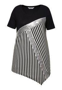 T-shirt nera con maniche corte, caratterizzata da una striscia diagonale di paillettes argentate e strisce verticali bianco e nere, con orlo asimmetrico.