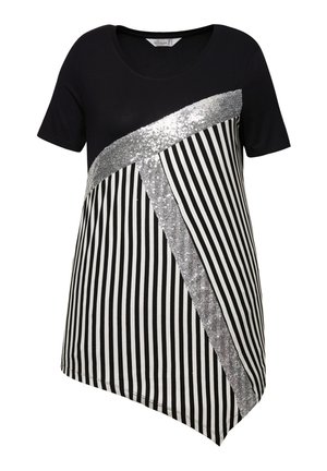 Schwarzes T-Shirt mit kurzen Ärmeln, das einen diagonalen silbernen Paillettenstreifen und schwarz-weiße vertikale Streifen aufweist, asymmetrischer Saum.