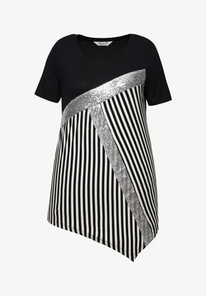 T-shirt nera con maniche corte, caratterizzata da una striscia diagonale di paillettes argentate e strisce verticali bianco e nere, con orlo asimmetrico.