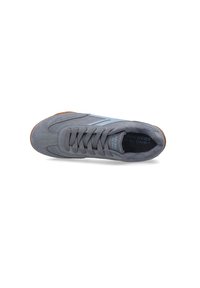 Graue Wildleder-Sportschuhe mit flachen Schnürsenkeln, Gummisohle und hellblauen Akzentstreifen. Verfügt über strukturierte Einsätze und eine gepolsterte Innensohle.