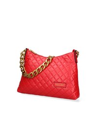 Borsa a tracolla trapuntata rossa con catena dorata, dotata di chiusura a zip e di una piccola placca con logo. Texture liscia con una forma strutturata.